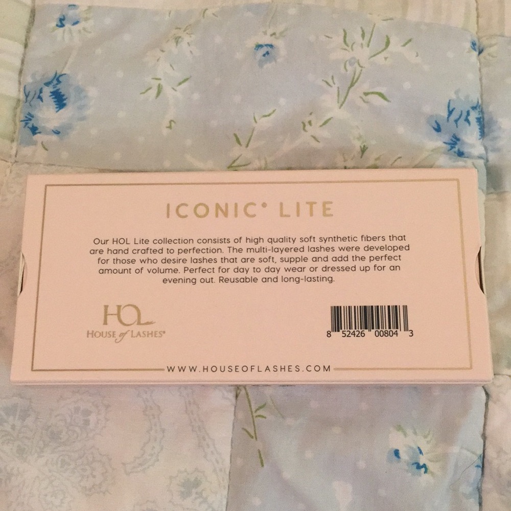 ICONIC LITE Lashes - Picture 2 of 4